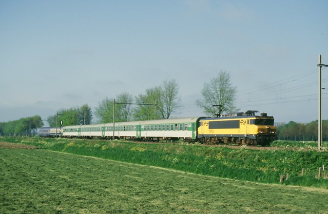NS 1773 met Int 353 (Amsterdam C-Praha hl.n.) passeert Nieuwersluis=Loenen, 28 april 1999.