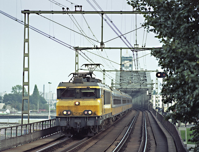15. 1636 rijdt met een IC richting Rotterdam-CS de Maasbruggen af 24 september 1993.jpg