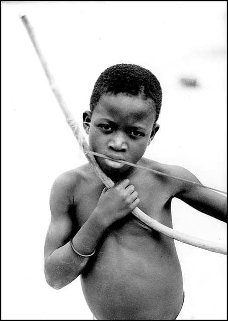 Gabon. 1975. Garçon musicien
