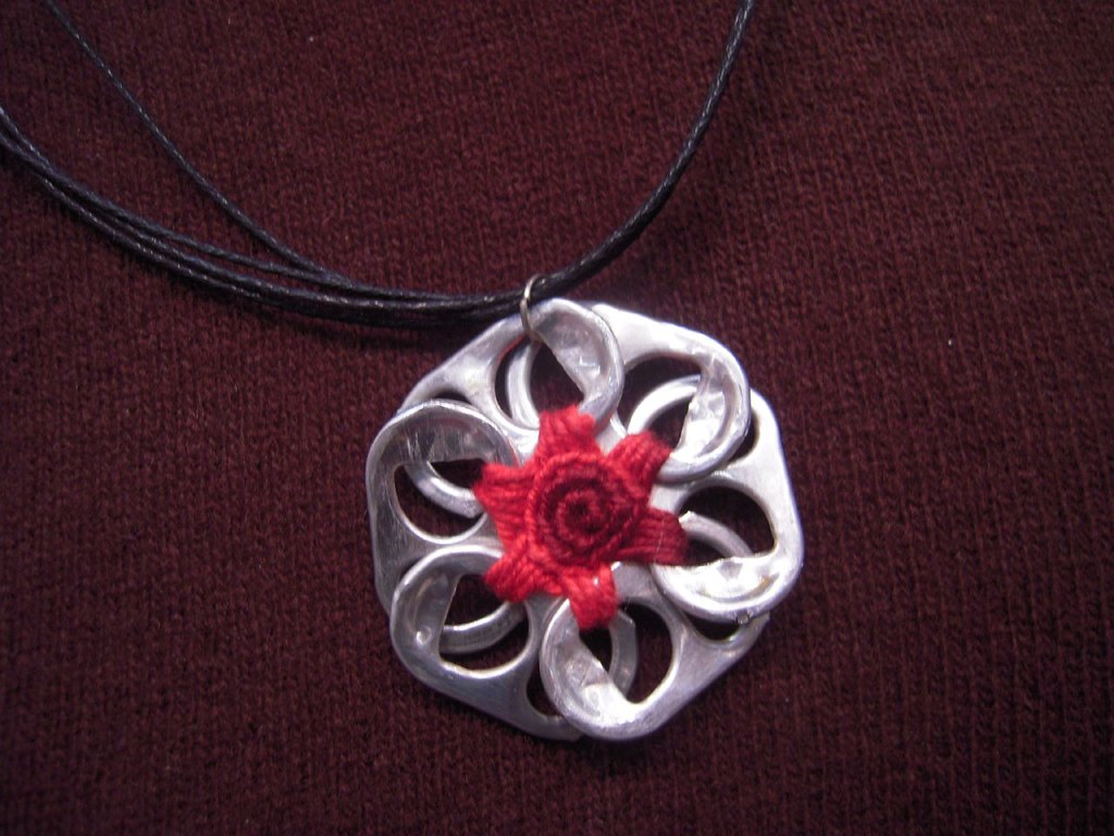 Pop tab necklace | with a pop tab flower. Colar com uma flor… | Flickr
