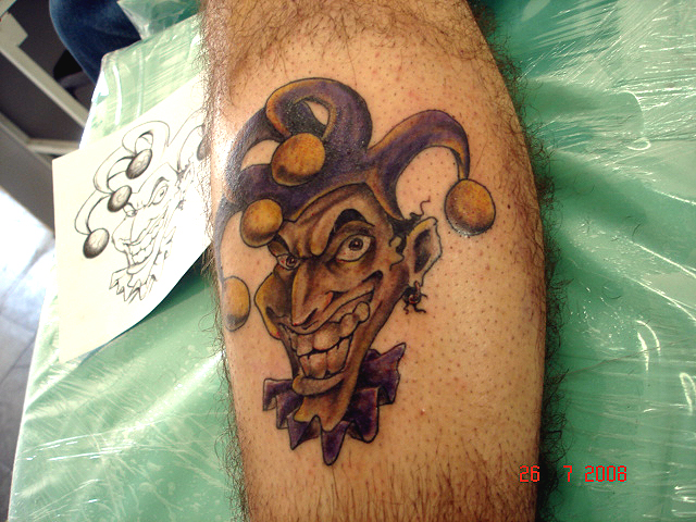 tatuagem palhaco na perna