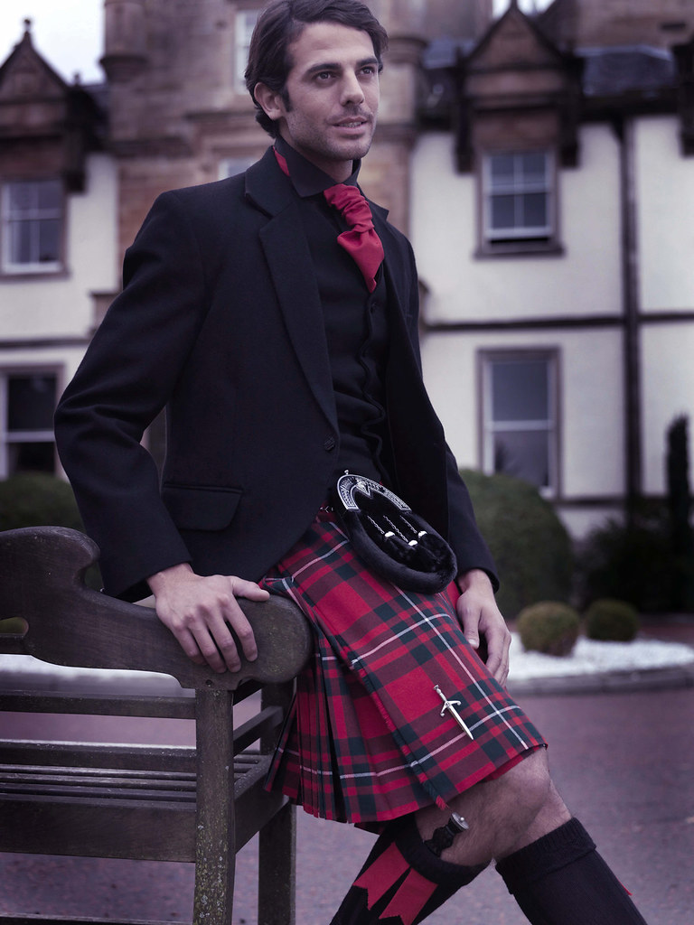 Красивые парни в юбках. Кайл Маклахлен килт. Эстетика Шотландии килт. Тартан Шотландия килт. "Мальчики в килтах" Виндзоры.