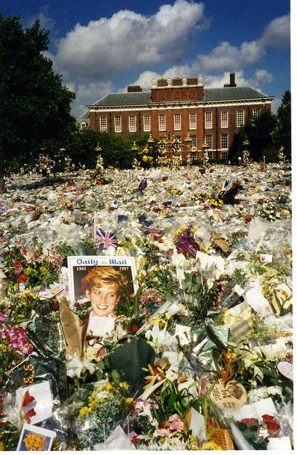 Floral tributes to Princess Diana - Kensington Palace - 6 September 1997 - London, England