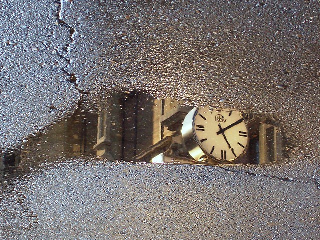 LEÓN.- El viejo reloj de la Plaza de Santo Domingo, que se convirtió en era...(Foto irrepetible)