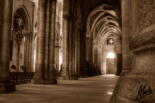 catedral de Ourense by Antonio Costa, <a href="http://bighugelabs.com/flickr/onblack.php?id=2825935470&size=large">View On Black</a>se