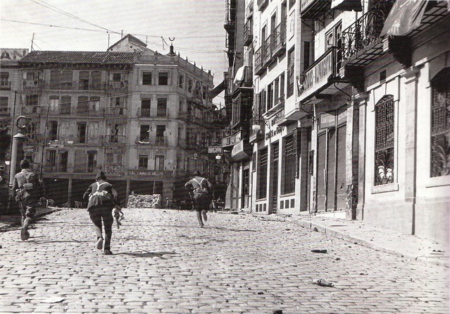 Combates en la Plaza de Zocodover (Toledo) en la Guerra Civil. Septiembre de 1936. Fotografía de Hans Namuth/Georg Reisner