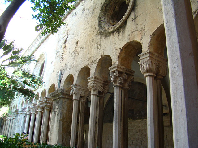 Dubrovnik columnas galería del claustro Convento monasterio Franciscano Croacia 08