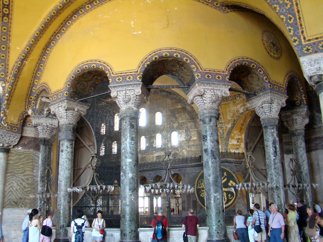 arcos columnas y capiteles galería superior interior Iglesia Mezquita de Santa Sofia Estambul Turquía 45