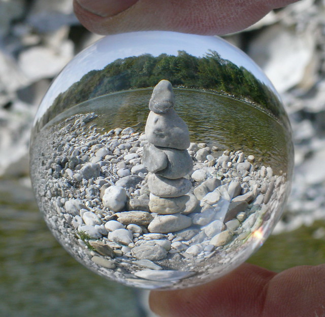 Kugelwelten- Pebble balancing - Steinskulpturen - Pierres équilibre  - Kristallkugel