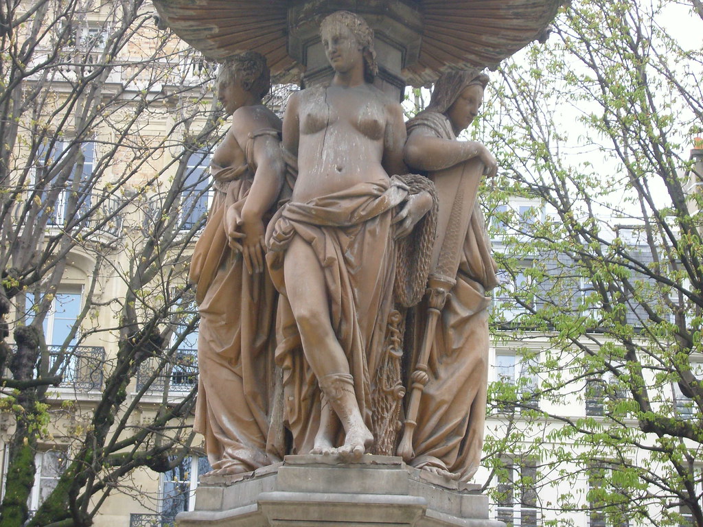 femme fontaine paris