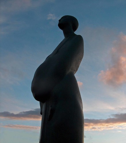 Motherhood at Sunset by Madeline McIntire, Motherhood, sculpted of bronze by artist Simon Kogan. Percival Landing, Olympia, Washington, USAsun