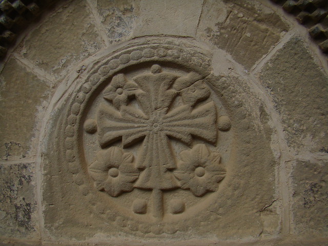 relieve de cruz nicho tumba interior Panteón de Nobles planta superior Monasterio de San Juan de la Peña Huesca 33
