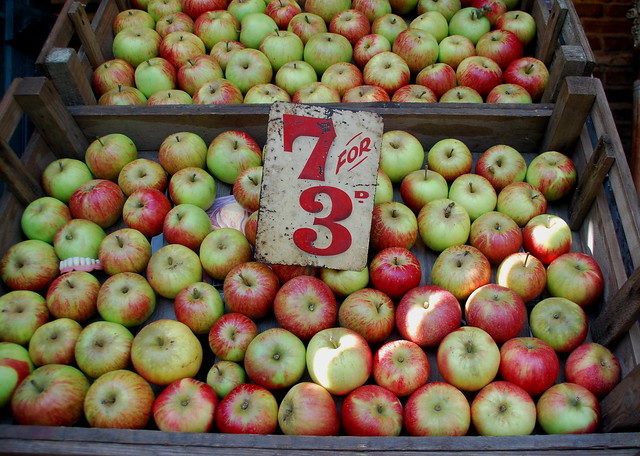 Apples, shop window