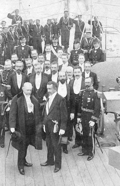1899, A bordo del crucero O'Higgins los presidentes argentino y chileno, Julio Argentino Roca y Federico Errázuriz, en Punta Arenas