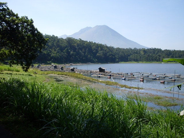 Flickr Ranu Ranu Klakah | Keramba dan Gunung Lamongan sebagai latar bela… | Flickr