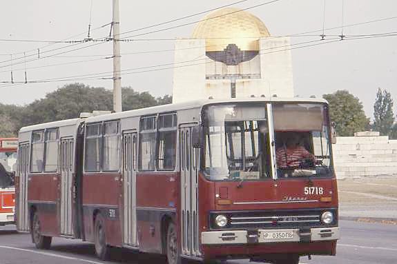 Автобус Икарус 280 Русе,България . Ikarus 280 at the Pantheon, Ruse, Bulgaria, October 1993
