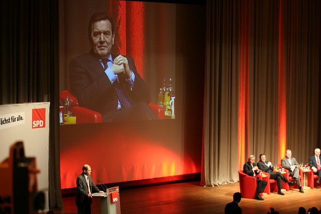 Gerhard Schröder lauscht Olaf Scholz