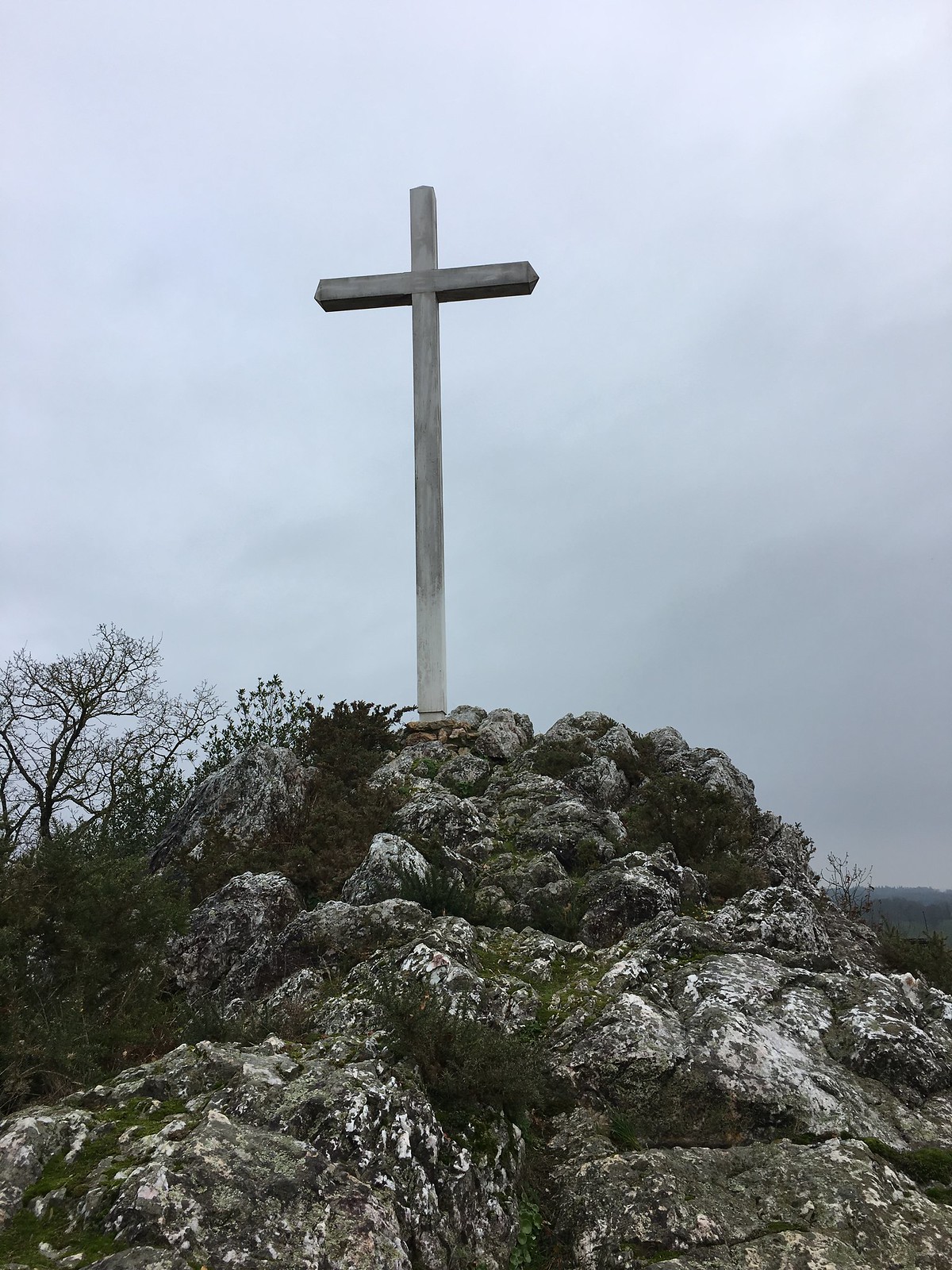 La croix sur le rocher blanc de "Guenroc"