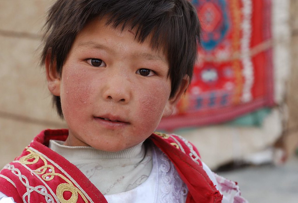 Маленький киргиз. Южносибирская раса казахи. Киргизы это монголоидная раса. Южносибирская малая раса. Южносибирская раса внешность.