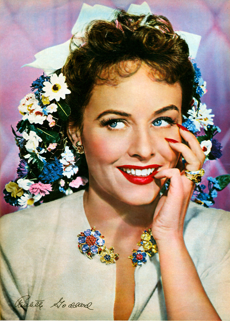 color photo of Paulette Goddard from the November 1942 Photoplay magazine.