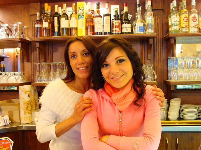 Mary & Roxy: due bariste coi fiocchi! (...e soprattutto due grandi amiche!)  - Mary & Roxy: two bartender with ribbons! (… and above all two great friends) -