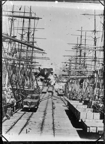 blackandwhite port dock ship barcos railway cargo wharf sailingships 1870s navegación portchalmers cargueros nationallibrarynz