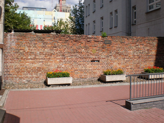 Hluti af veggnum sem afmarkaði gettóið í Varsjá / Part of Warsaw Ghetto wall
