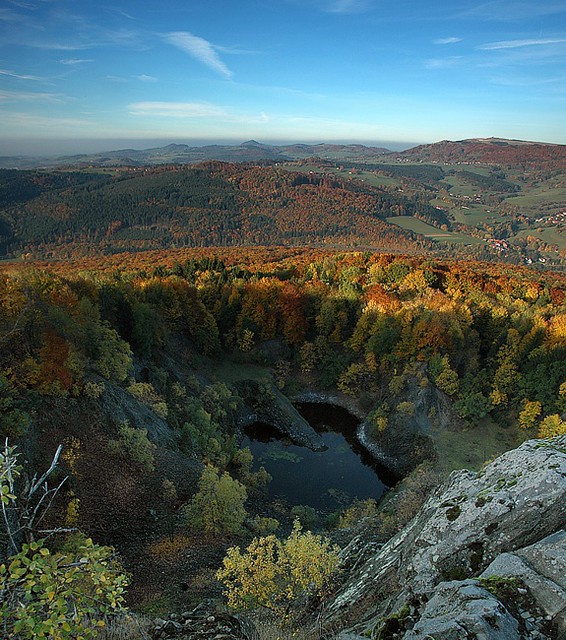 drp0058k | Blick von der Großen Nalle über den Steinbruch und das Fuldatal zur Kuppenrhön mit Ebersberg, Giebelrain, Stellberg, Milseburg und Wachtküppel. Rhön, 11.10.2008 » größere Version (im eigenen Fenster)