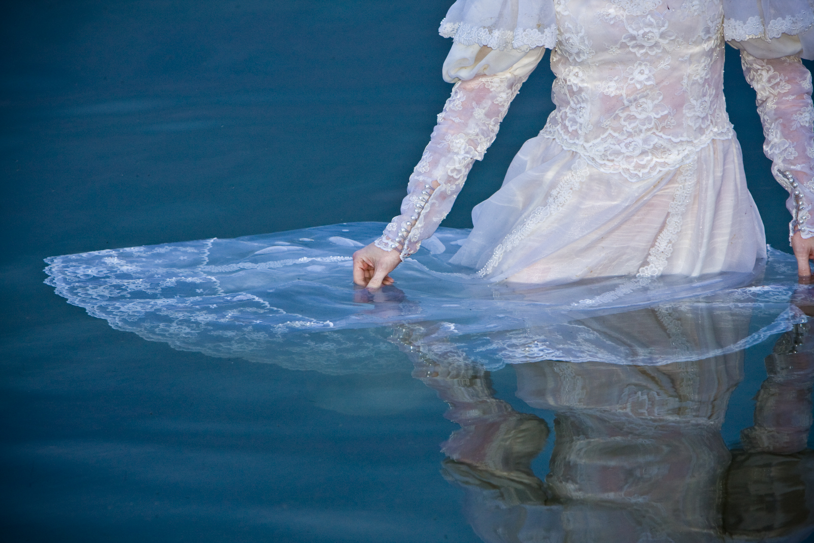 Купалась в платье. Платье в воде. Свадебное платье в воде. Купается в платье.