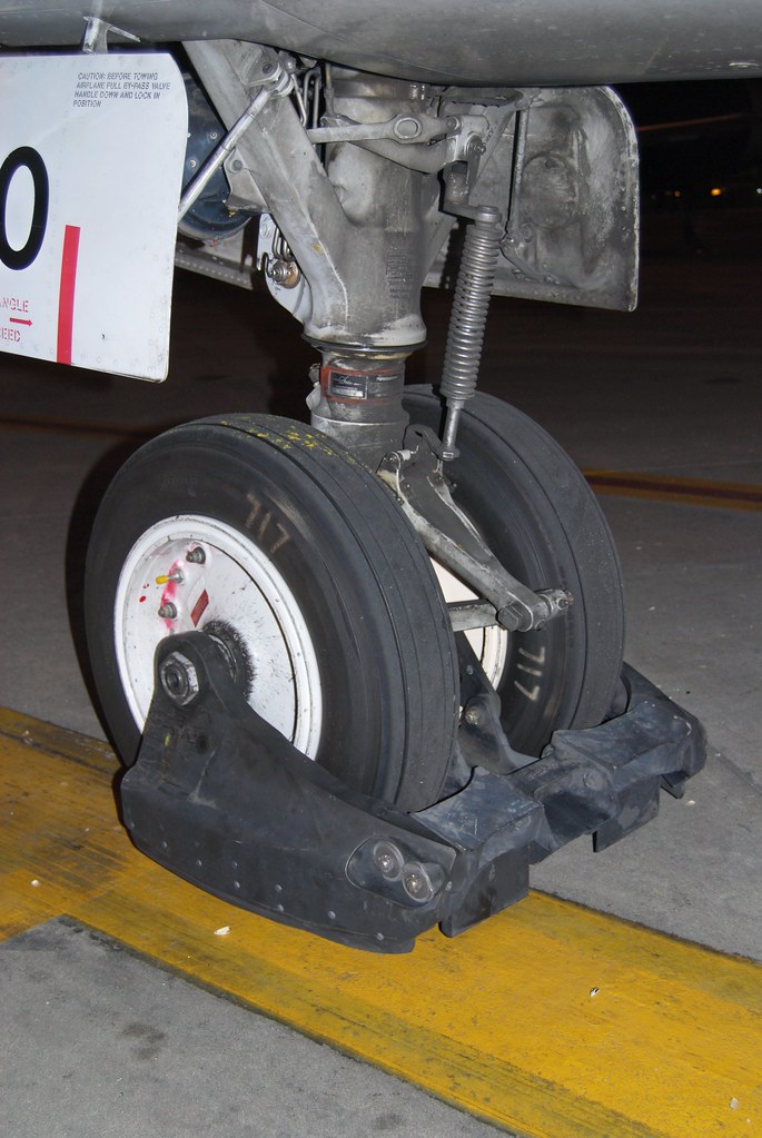 Bildergebnis für Boeing b717 nose wheel