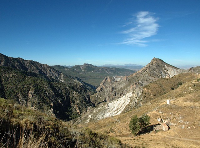 d0806033 | Blick vom Mirador de la Espartera zum Cerro de las Pipas (1428 m) und ins Dílar-Tal. Andalusien, 16.09.2008