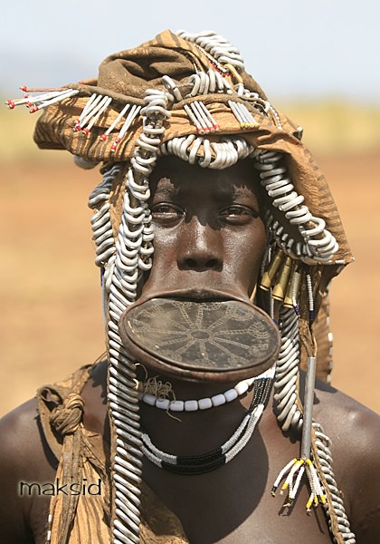 Статуэтки африканских племен. Причёска африканское племя коровы. Подставка для головы для сна в африканских племенах. Окрасы лица у разных племён Африки.