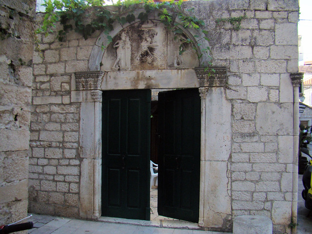 puerta con relieve en timpano Trogir Croacia 33
