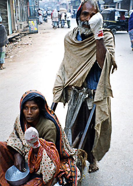 India. भारत गणराज्य 1992.Leprosos en las calles.(analógica.Nikon D70). बनारस . بنارس.