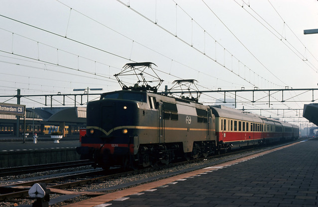 NS 1220 te Rotterdam CS, 12 april 1976.