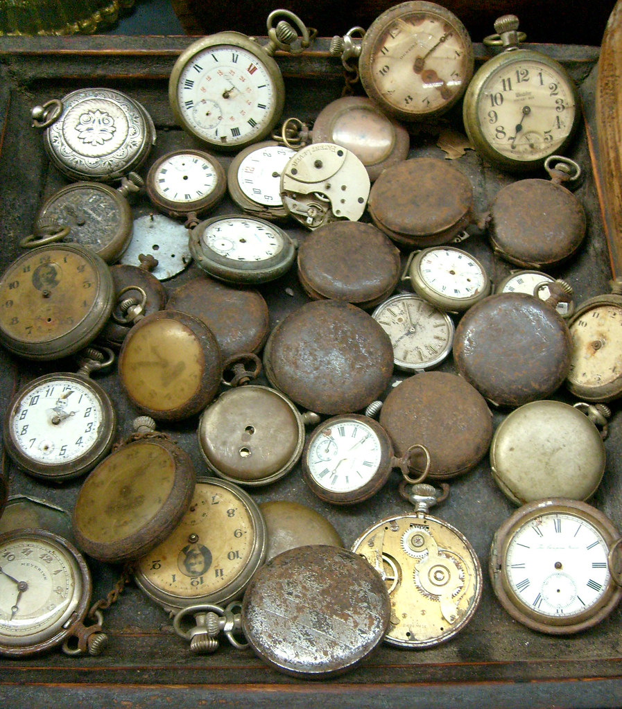 Сдать старые часы. Часы с блошиного рынка. Карманные часы на блошином рынке. Шведские Антикварные часы. Барахолка часы наручные.