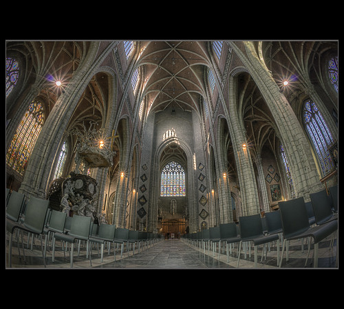 Gent ~ Tunnelvision In Church by @fotovi
