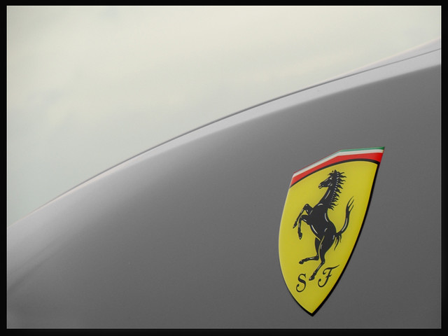 Ferrari logo op zijkant