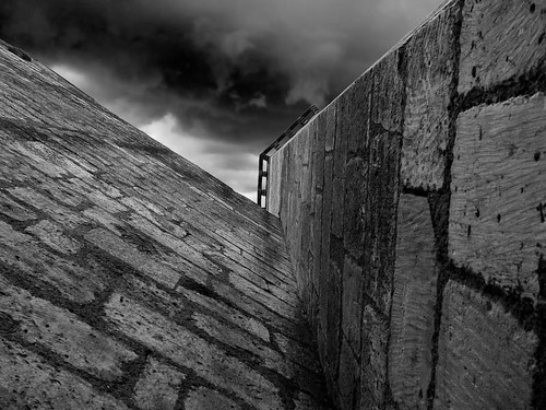 Mandragora-1050269 | une vue verticale sur le mur d'un donjo… | Flickr