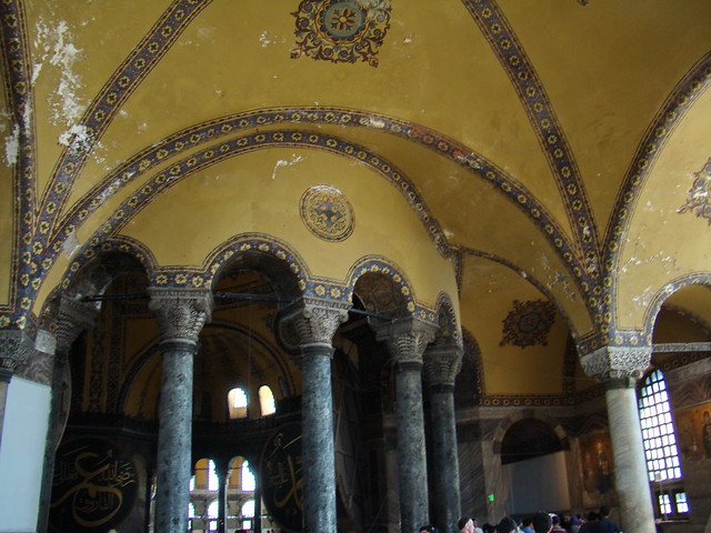 arcos columnas y capiteles galería superior interior Iglesia Mezquita de Santa Sofia Estambul Turquía 37