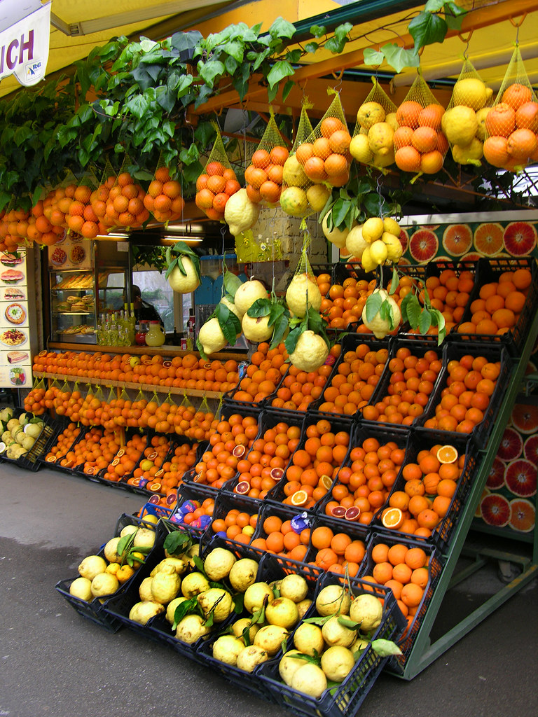 Рынок витрины. Прилавок с фруктами. Выкладка фруктов. Выкладка овощей. Витрина фрукты.