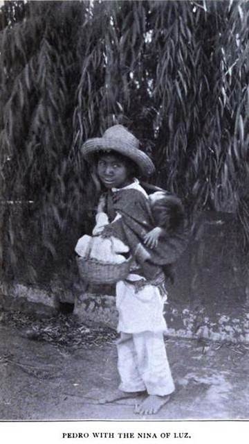 Pedro con la Niña de Luz y el canasto de las tortillas. Monterrey 1904