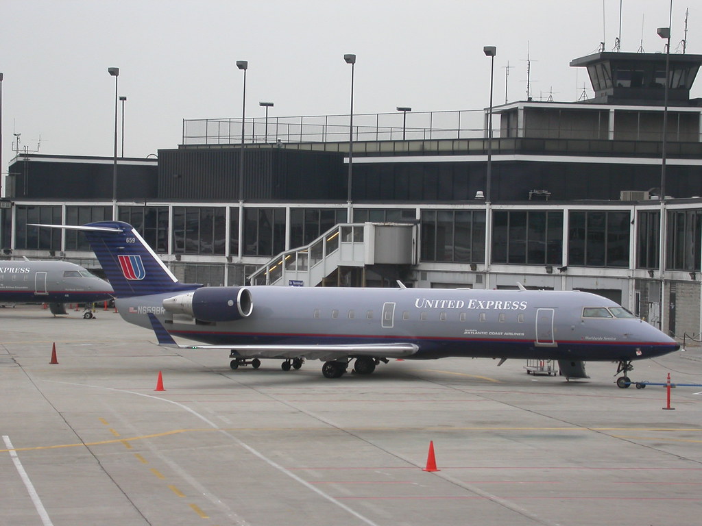United Express RJ | A Canadair CRJ200 regional jet operated … | Flickr