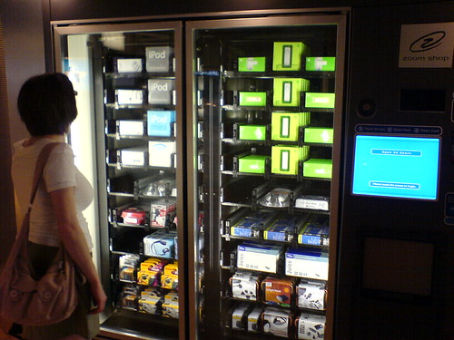 iPod vending machine | by ‮‭‬bees‬