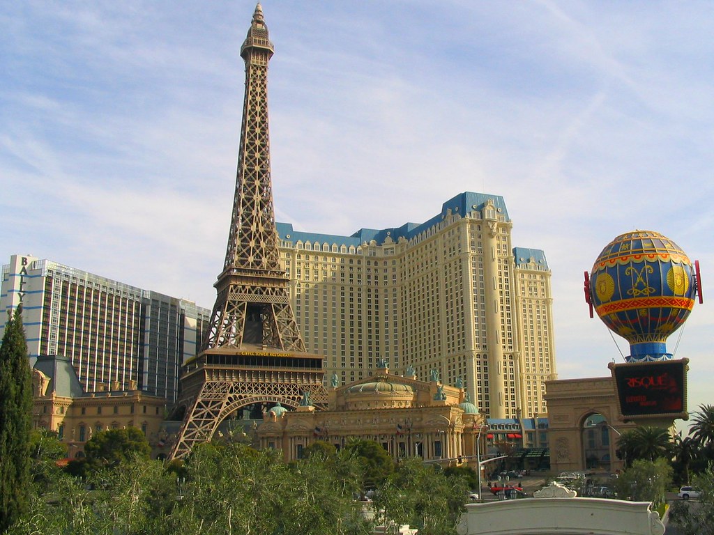 2 NY Paris Hotel Casino Las Vegas View postcard lot New York Eiffel N.Y NOS d 