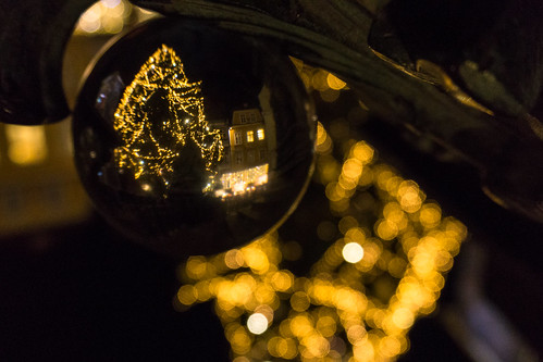 graz advent adventmarkt christbaum christmas glaskugel glass ball sony a6000 kit lens sel1650 night outdoor
