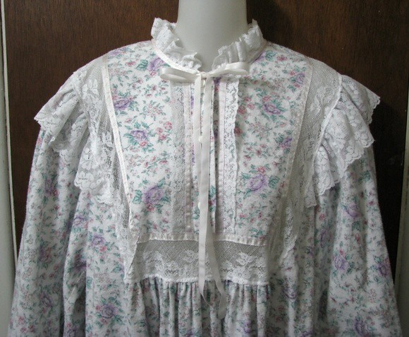 Priamo Floral Flannel & Lace Ruffled Nightgown Bodice Fron… | Flickr