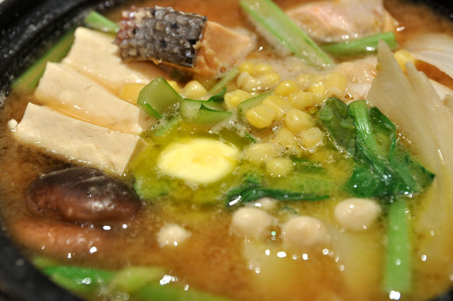 日式蓋飯－北海道石狩鍋有一塊玉米正在融化
