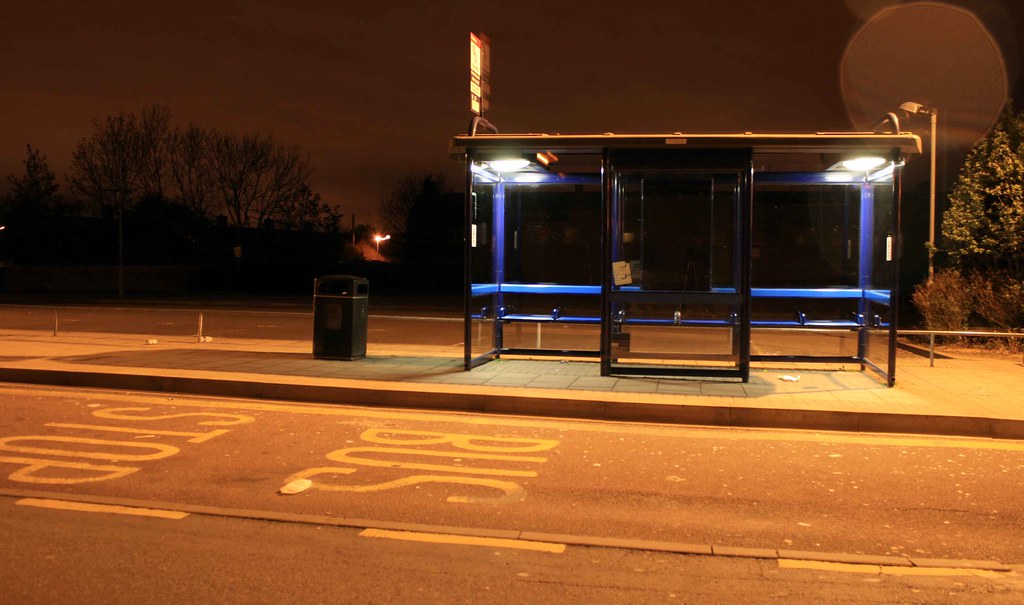 Остановка глоток. Автобусная остановка ночью. Автобусная остановка в Амстердаме. Пустая остановка. Остановки в Амстердаме.