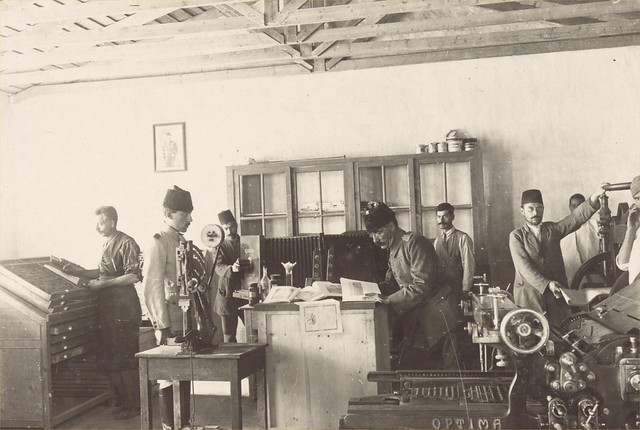 33-OTTOMAN OFFICIERS, PRINTING PRESS OF THE SHOWL (DESERT) NEWSPAPER. BEERSHEBA, 1917